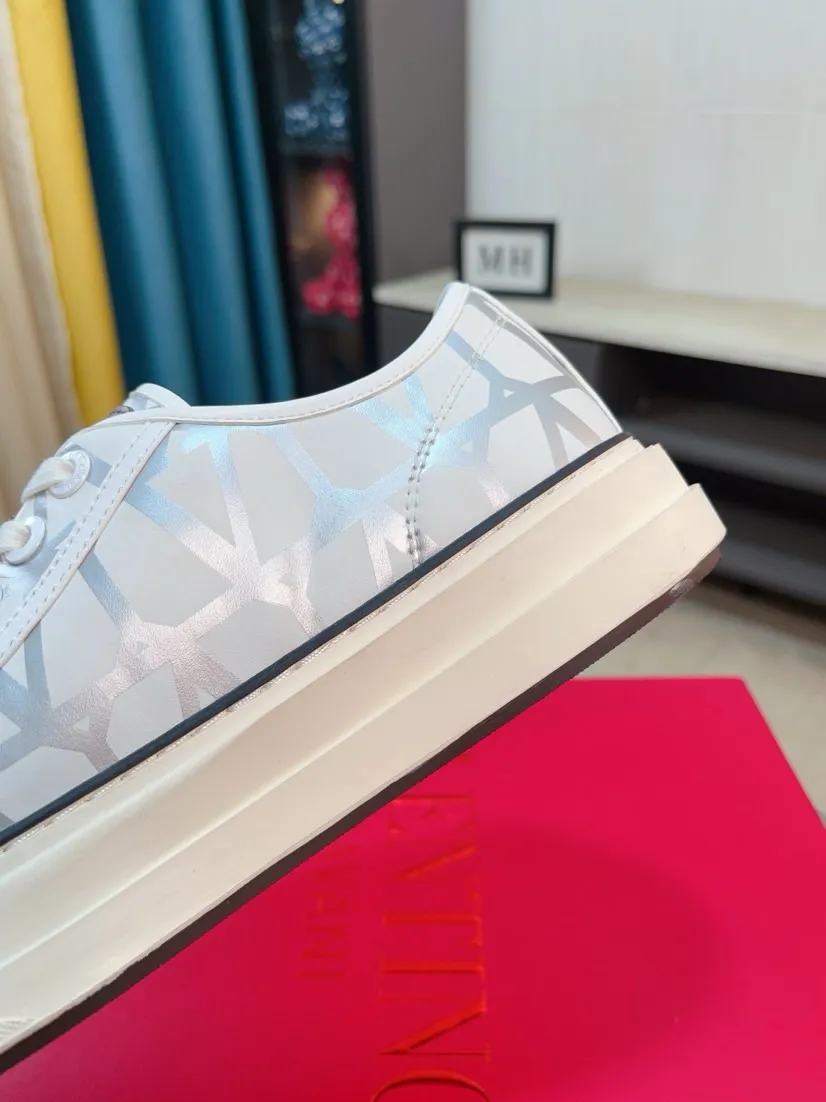 Men's shoes 💰500🌸🌸[Valentino] Couple model, official website 1:1 replica, fashionable casual men's shoes 🔜The upper is made of imported high-quality original special upper sheepskin lining, the upper foot is very stylish, personalized fashionable rubber wear-resistant outsole, size: 35-44 (45 can be customized)